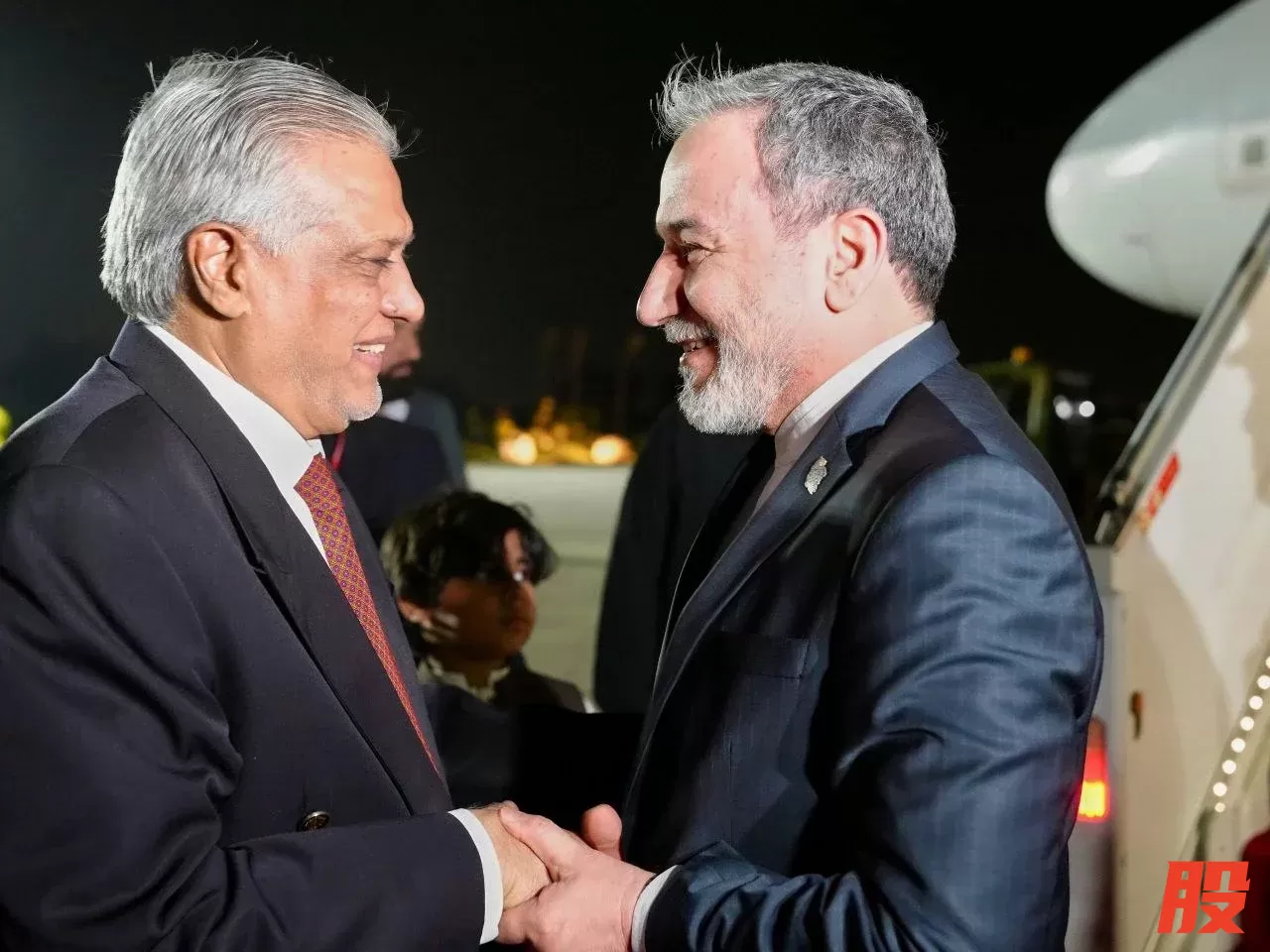 周五，伊朗外交部长阿拉格齐抵达巴基斯坦拉瓦尔品第的努尔汗空军基地，受到巴基斯坦外交部长伊沙克&middot;达尔的欢迎。